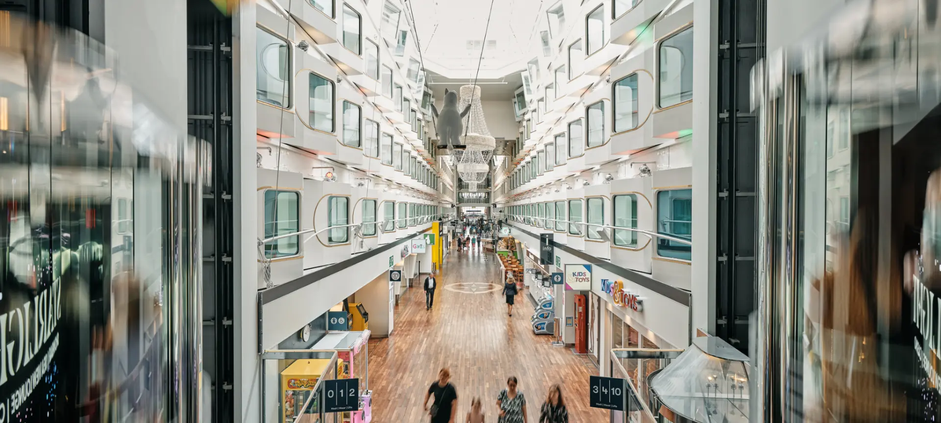 Promenada handlowa na pokładzie promu Tallink Silja