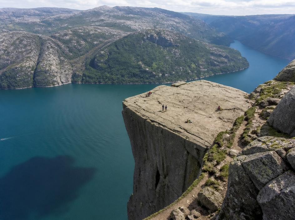 Preikestolen — słynna płaska skała nad Lysefjordem
